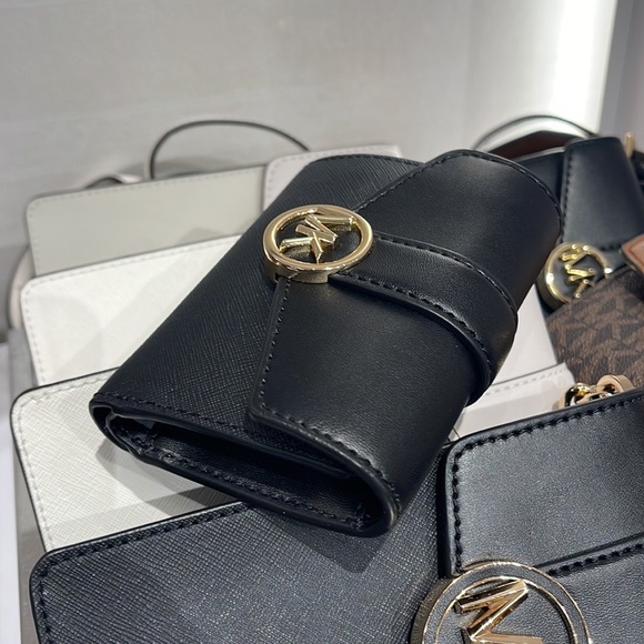 MICHAEL KORS
Carmen Medium Faux Leather Wallet
Black
NWT - Picture 6 of 16